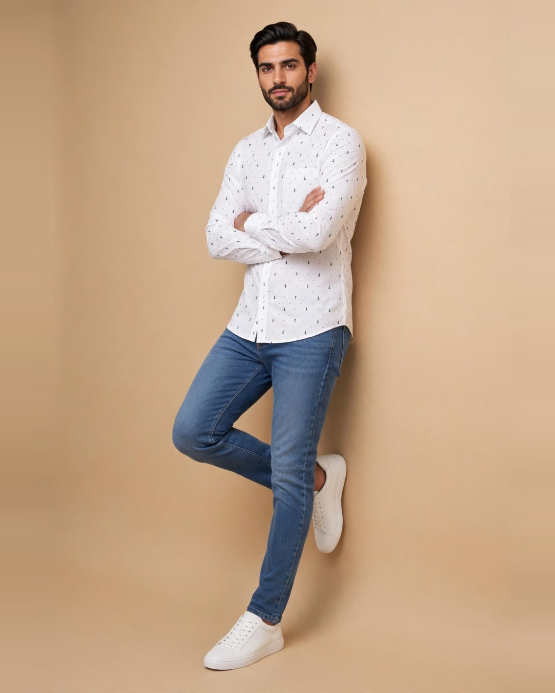 Marius – White Sailor-Style Shirt, Modern Fit – full-body shot leaning against the wall