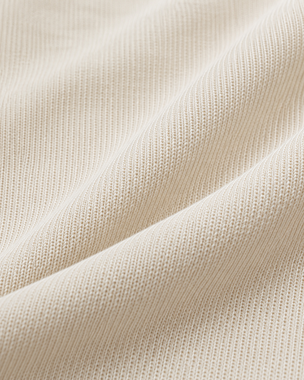 Polo de manga larga con cuello con cremallera, color CREMA