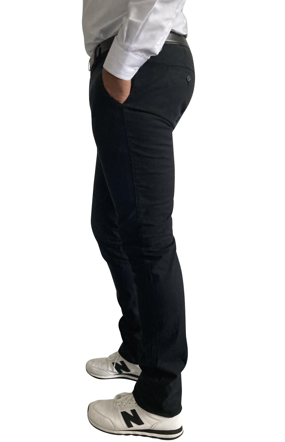 Pantalon noir slim grande longueur profil