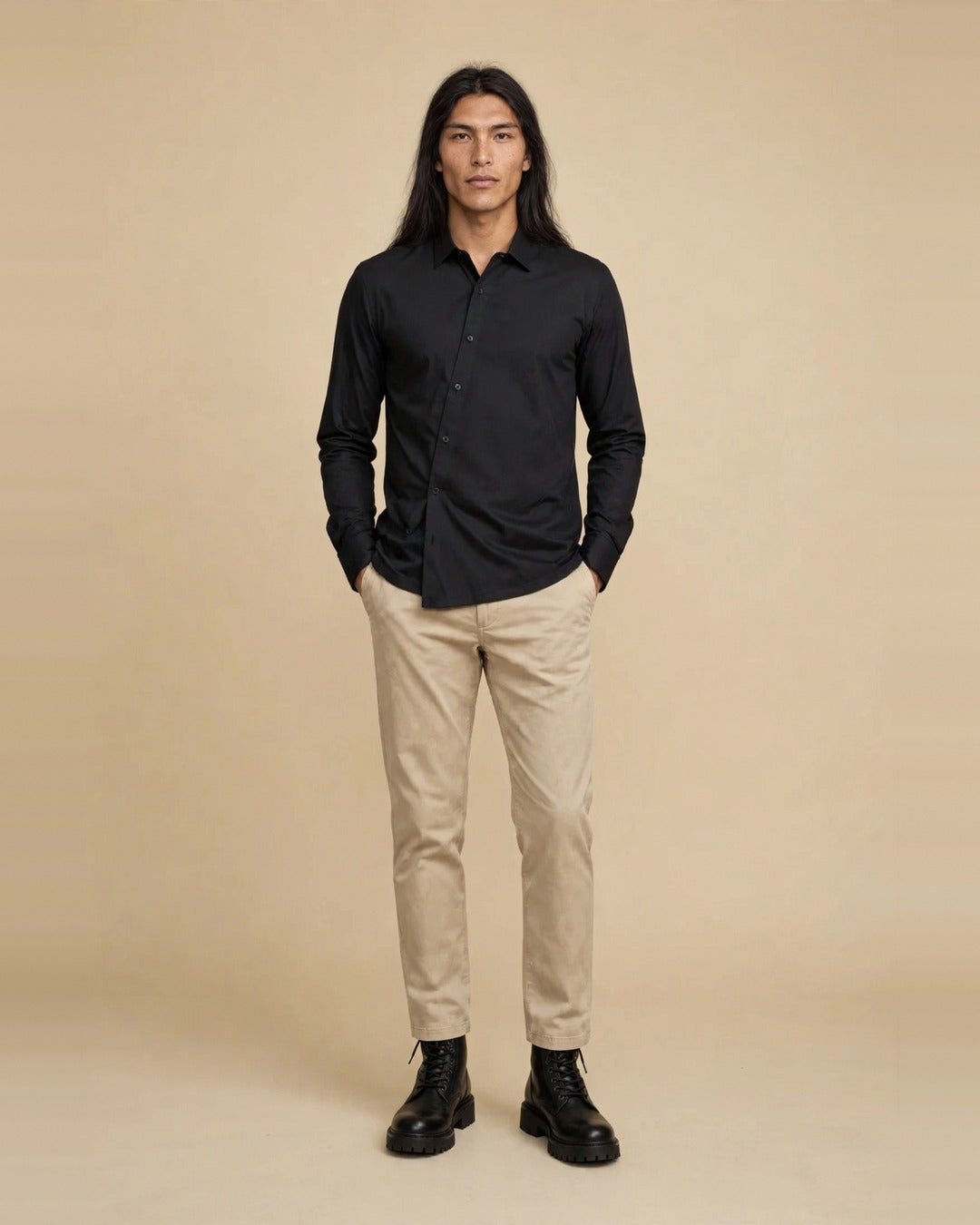 Asymmetric – Chemise noire asymétrique col italien – portée, vue de face