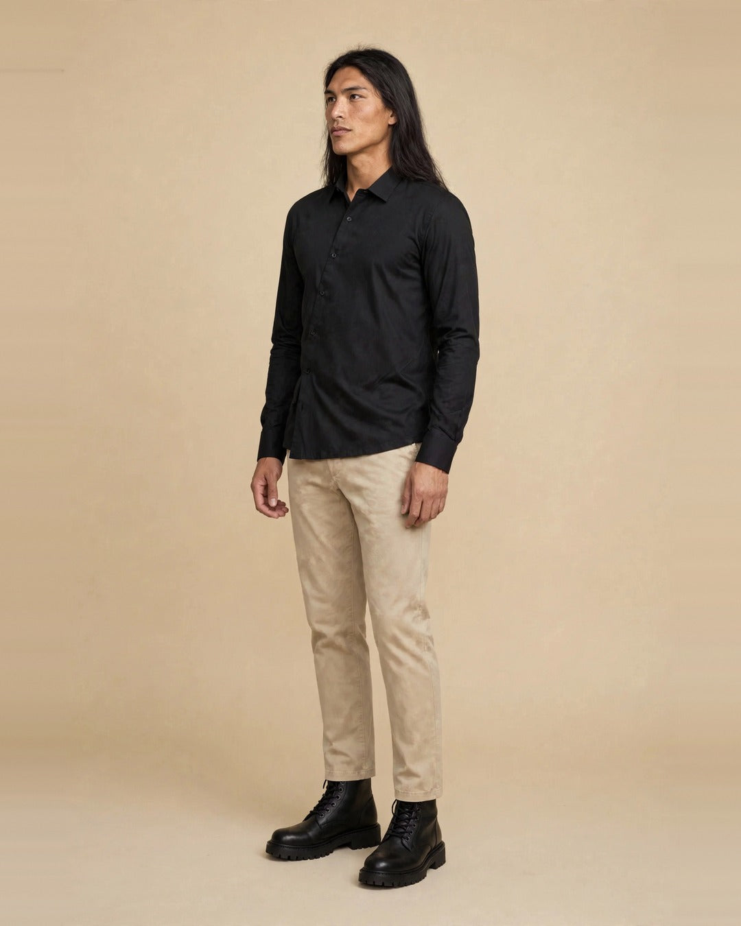 Asymmetric – Chemise noire asymétrique col italien – portée, vue de trois-quarts