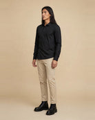 Asymmetric – Chemise noire asymétrique col italien – portée, vue de trois-quarts