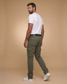 Florent – Pantalon cargo olive grande longueur – vue de profil