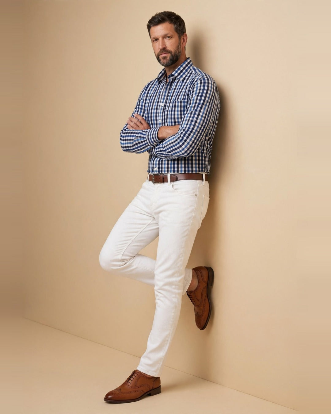 Gabriel – Chemise à carreaux bleu marine Modern Fit – vue en pied appuyé au mur
