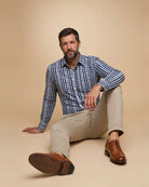 Gabriel – Chemise à carreaux bleu marine Modern Fit – vue assise