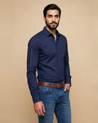 Louis – Chemise bleu nuit à petits points Modern Fit – vue de trois quarts