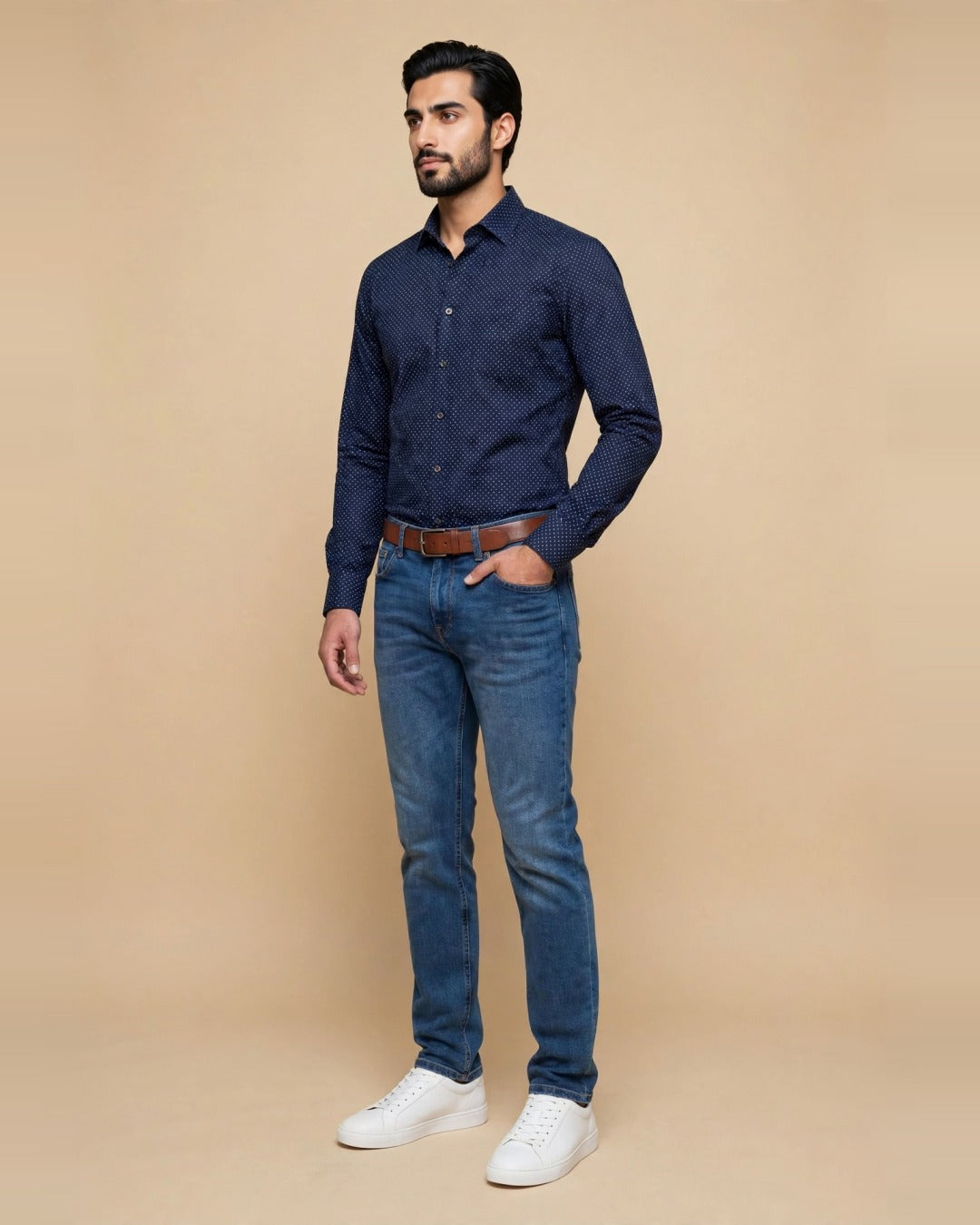 Louis – Chemise bleu nuit à petits points Modern Fit – vue en pied