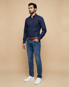 Louis – Chemise bleu nuit à petits points Modern Fit – vue en pied