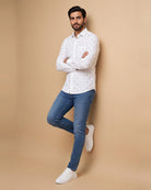 Marius – White Sailor-Style Shirt, Modern Fit – full-body shot leaning against the wall