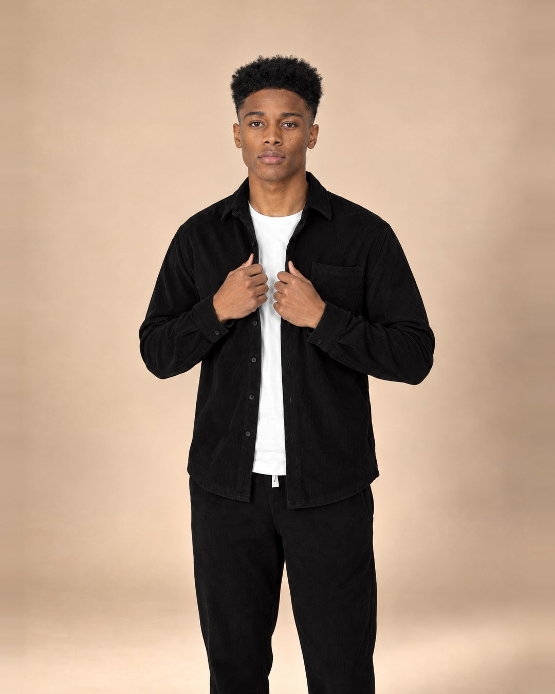 Milan – Chemise noire en maille côtelée Modern Fit – portée, vue de face
