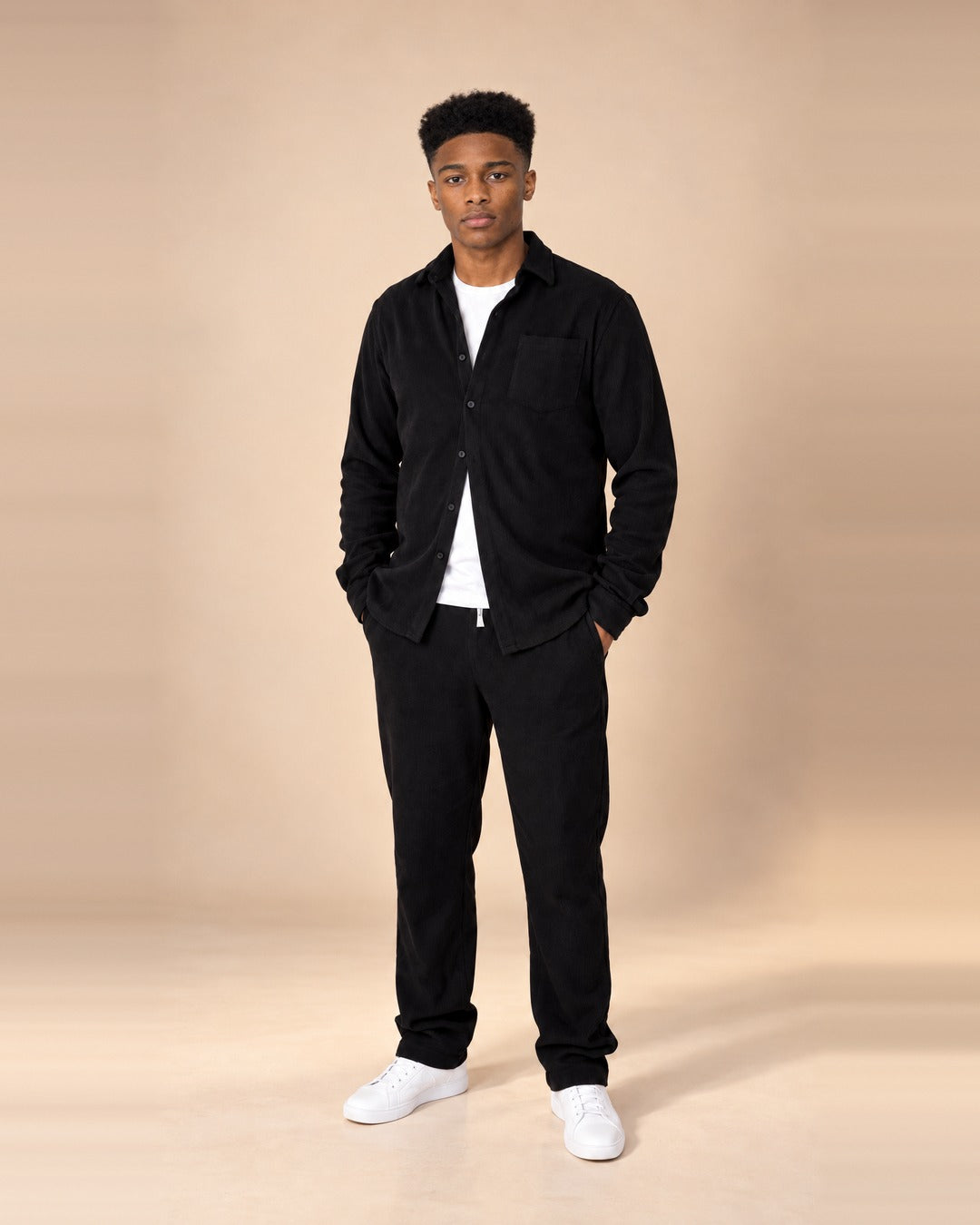 Milan – Chemise noire en maille côtelée Modern Fit – tenue complète, en pied