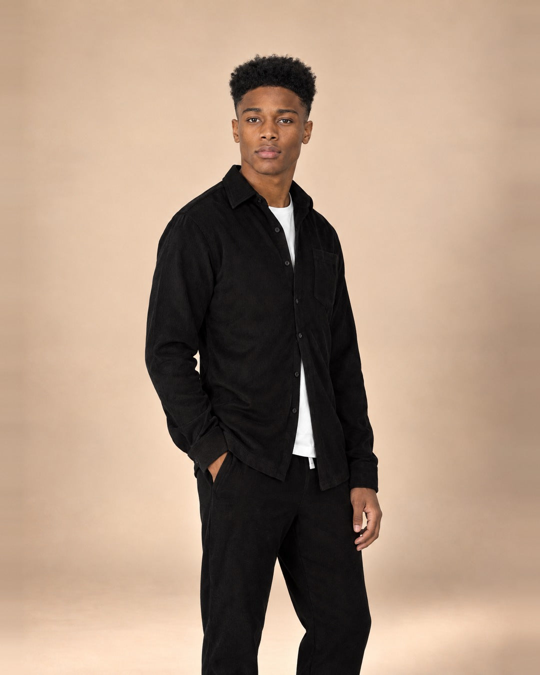 Milan – Chemise noire en maille côtelée Modern Fit – portée, vue de trois-quarts