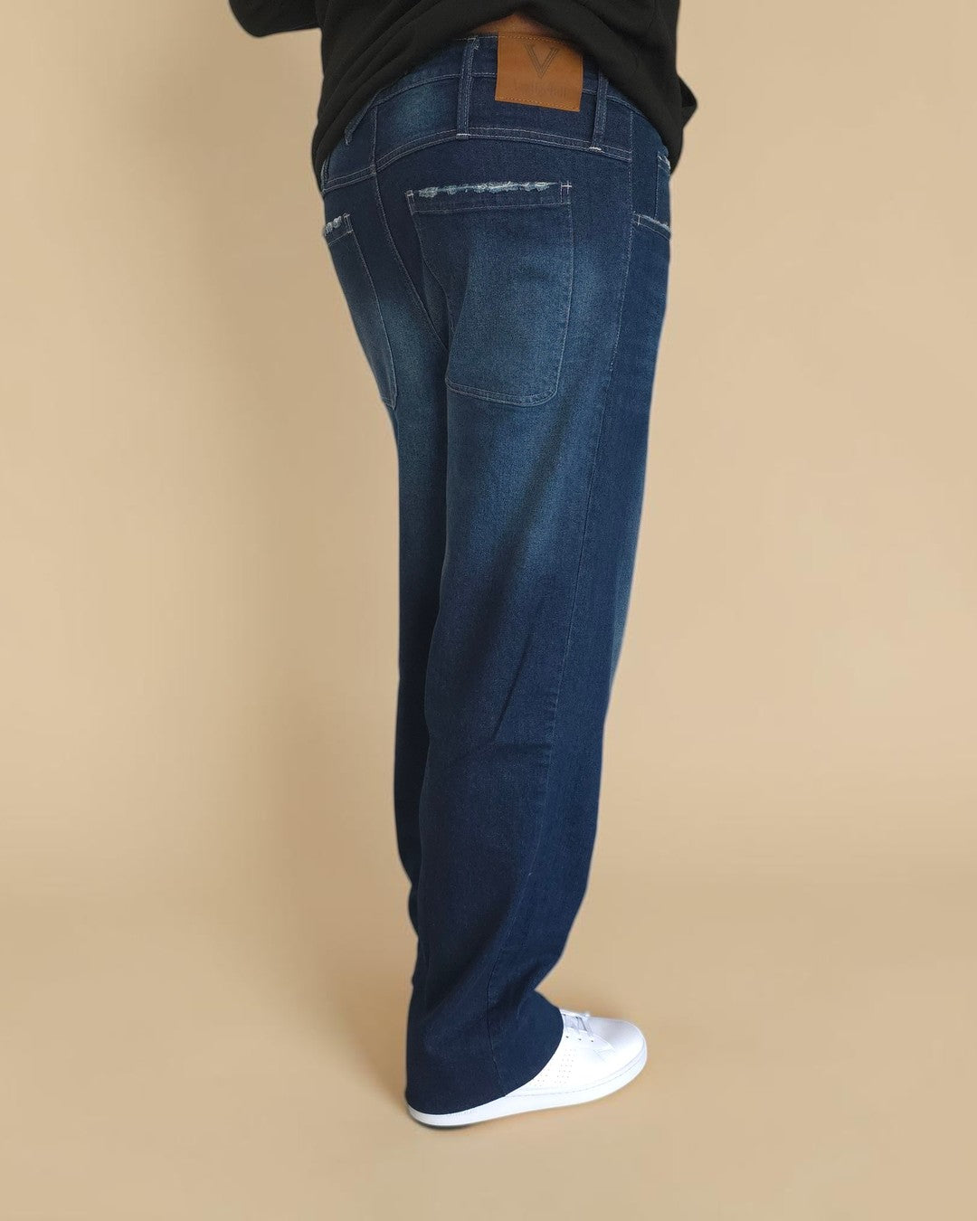 Oversize – Jean baggy bleu délavé homme grand – vue de profil