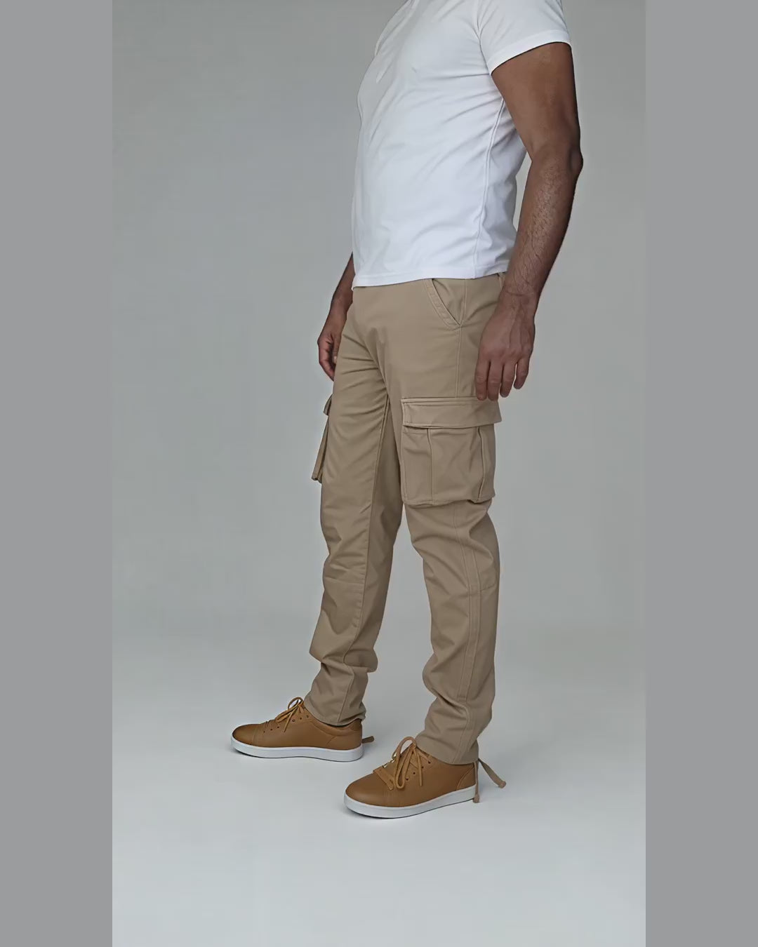 Florent – Pantalon cargo beige grande longueur – vidéo portée
