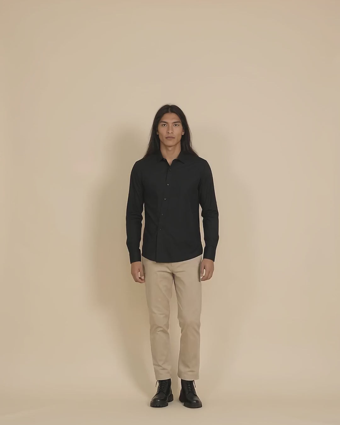 Asymmetric – Chemise noire asymétrique col italien – vidéo portée