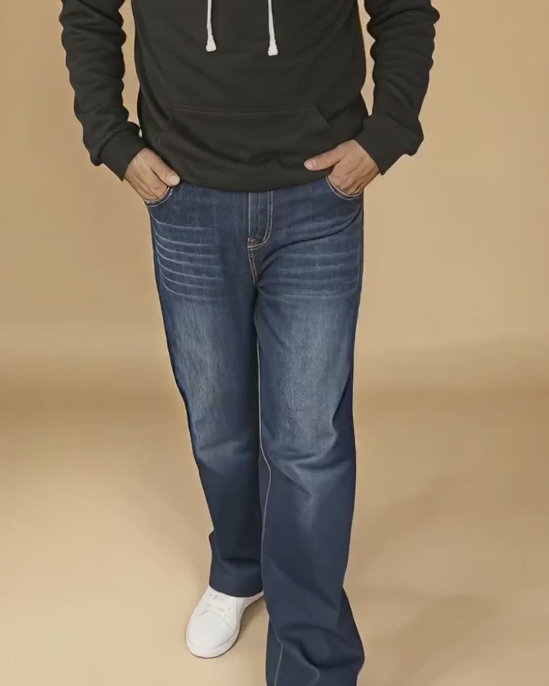 Oversize – Jean baggy bleu délavé homme grand – vidéo portée