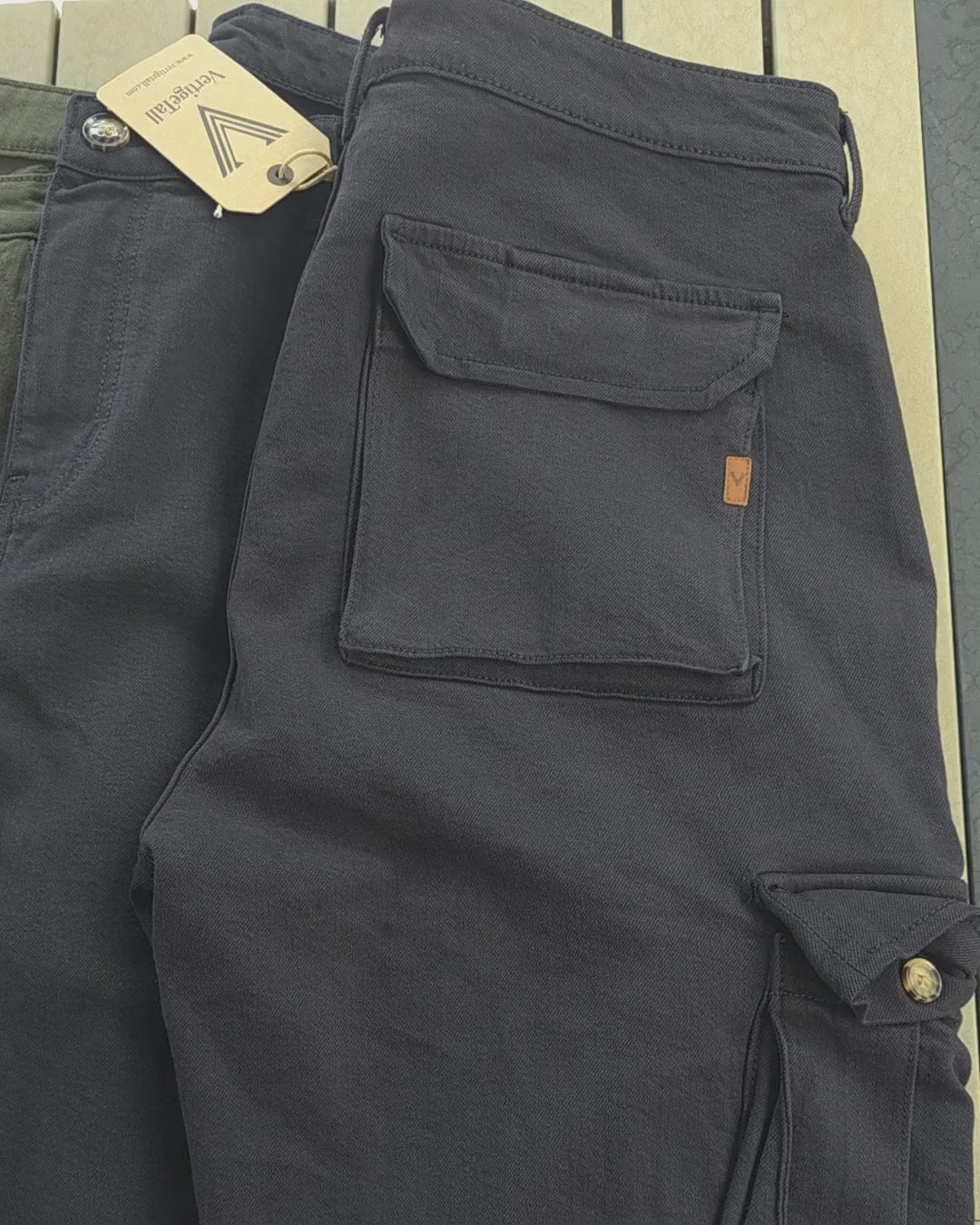 Florent – Long Anthracite Cargo Pants – Detail Video