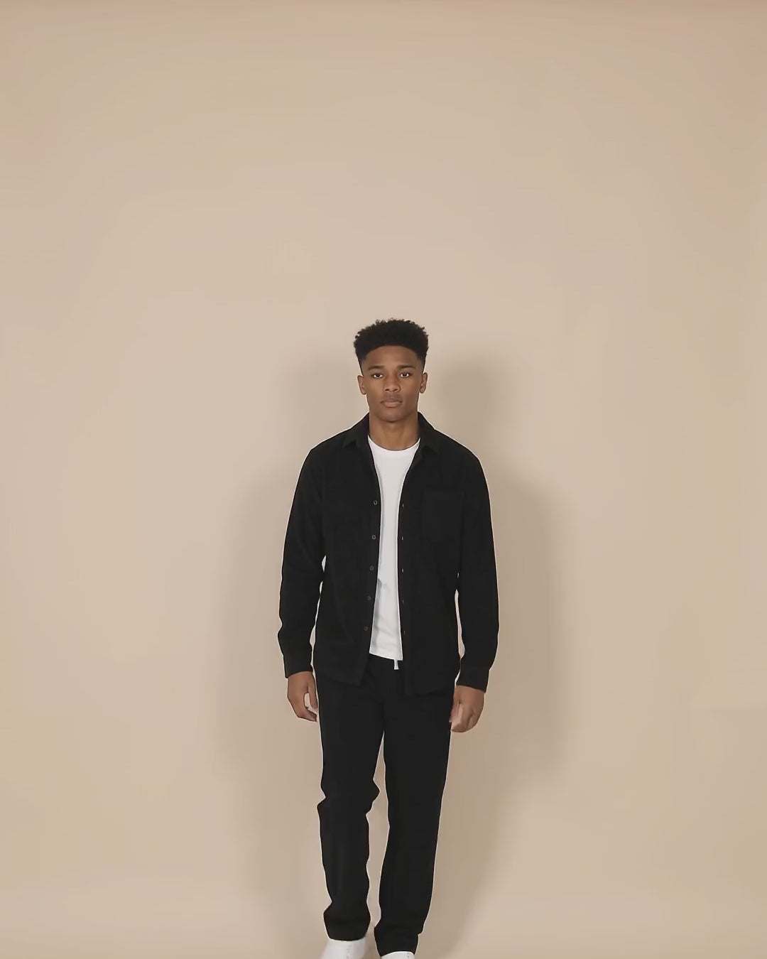 Milan – Chemise noire en maille côtelée Modern Fit – vidéo portée