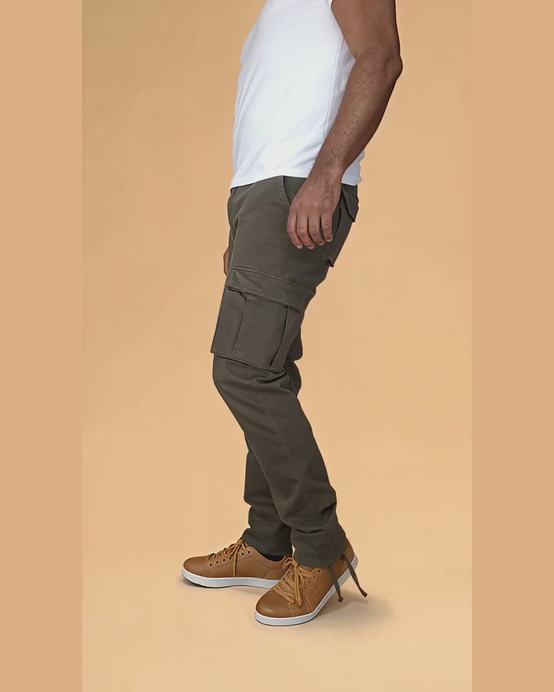 Florent – Pantalon cargo olive grande longueur – vidéo portée