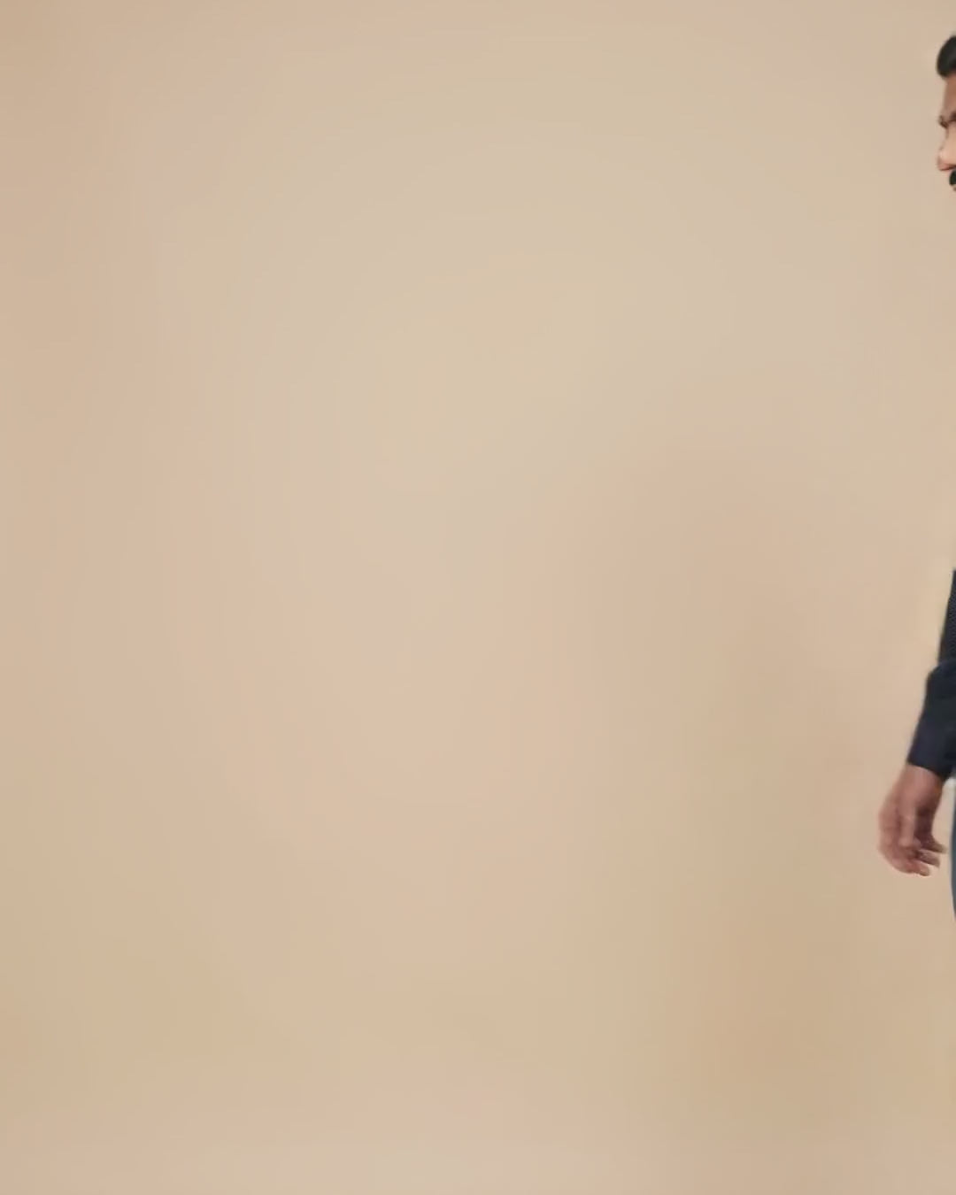 Louis – Chemise bleu nuit à petits points Modern Fit – vidéo portée