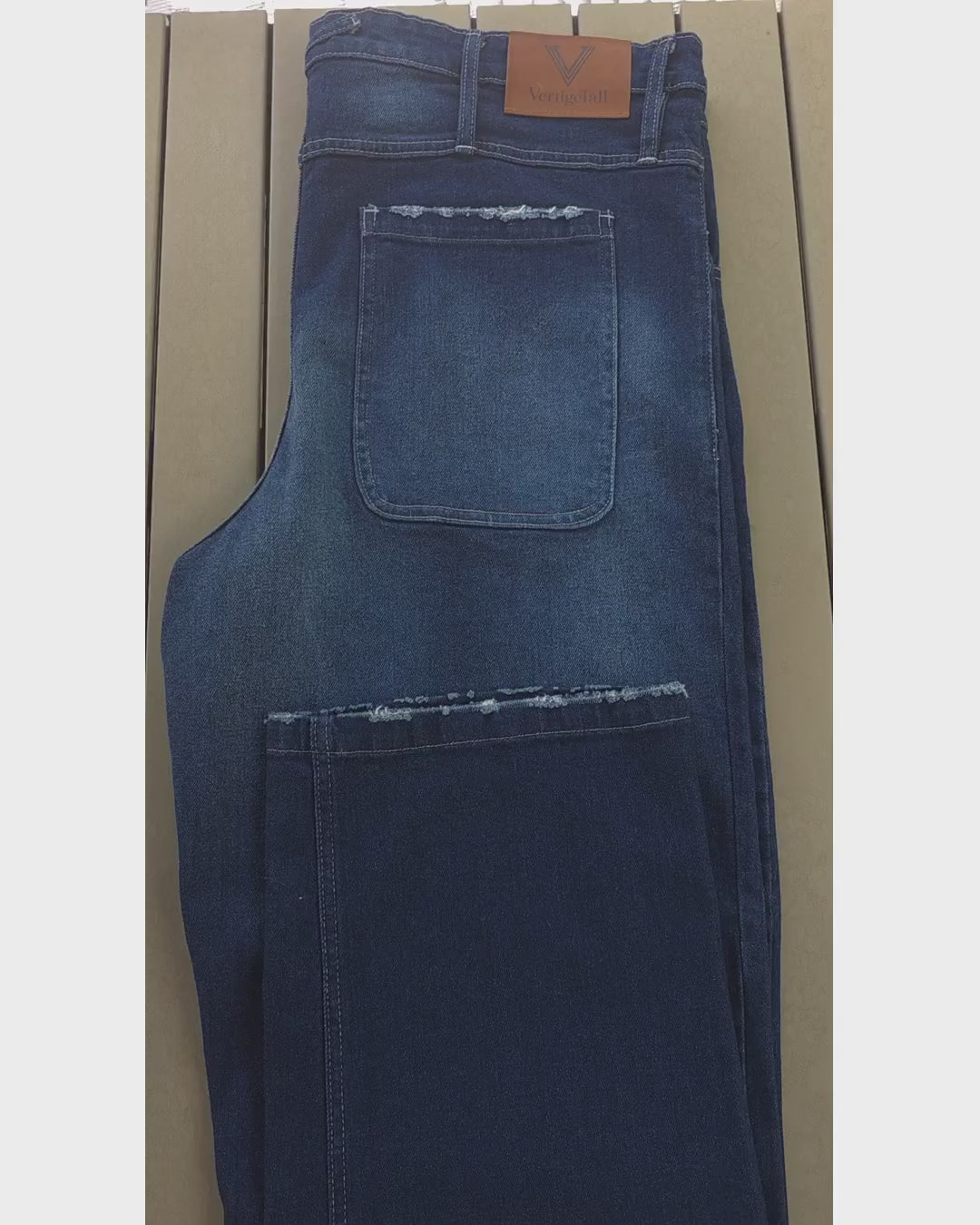 Oversize – Jean baggy bleu délavé homme grand – vidéo détail