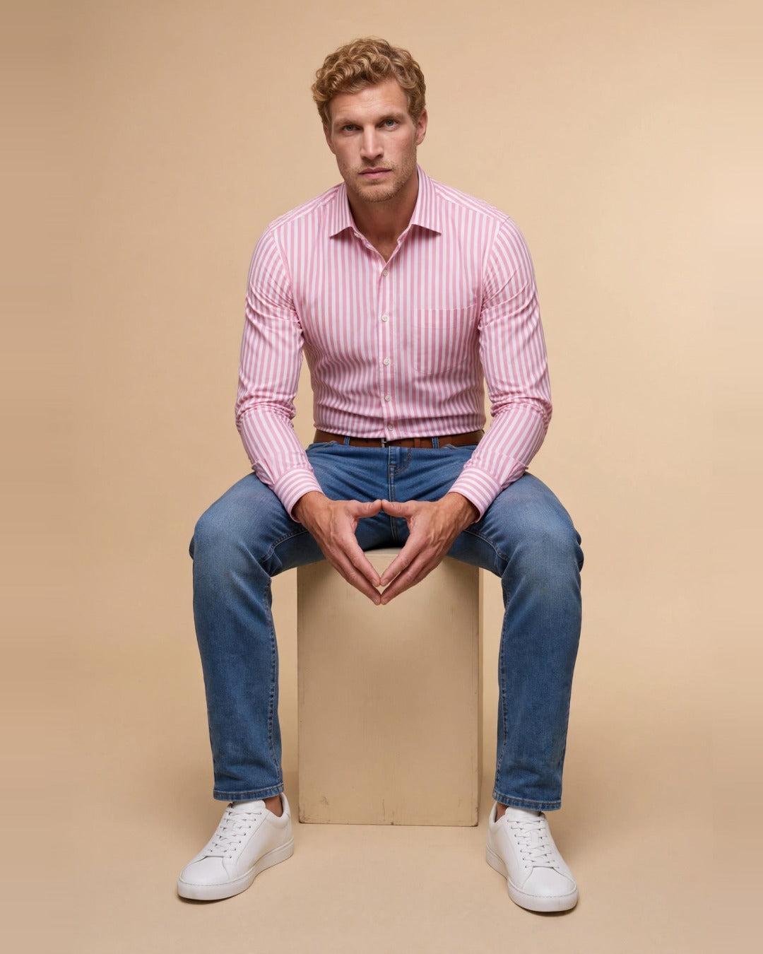 Raphaël – Chemise à rayures roses Modern Fit – vue assise en pied